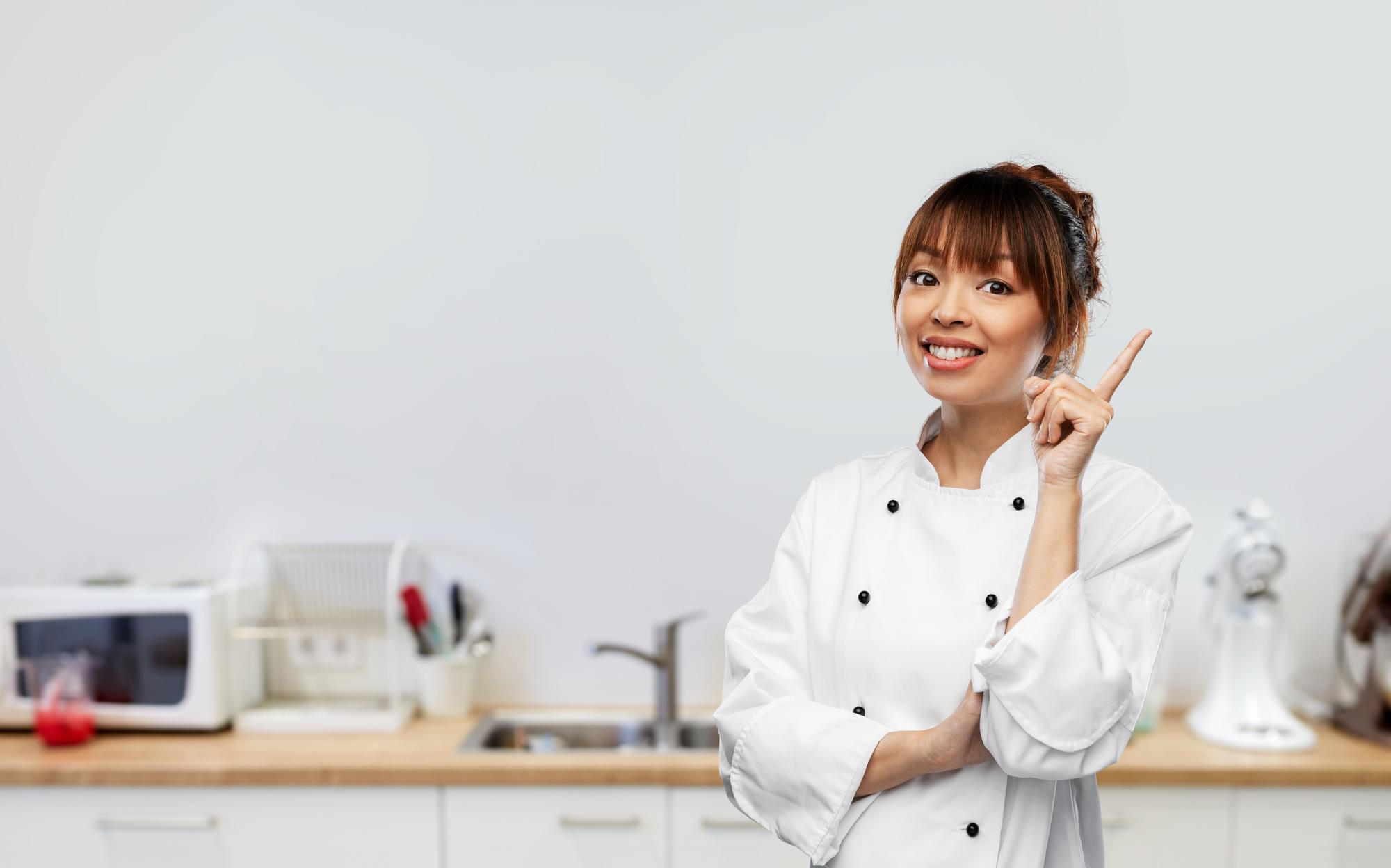 Chef che sorride in cucina